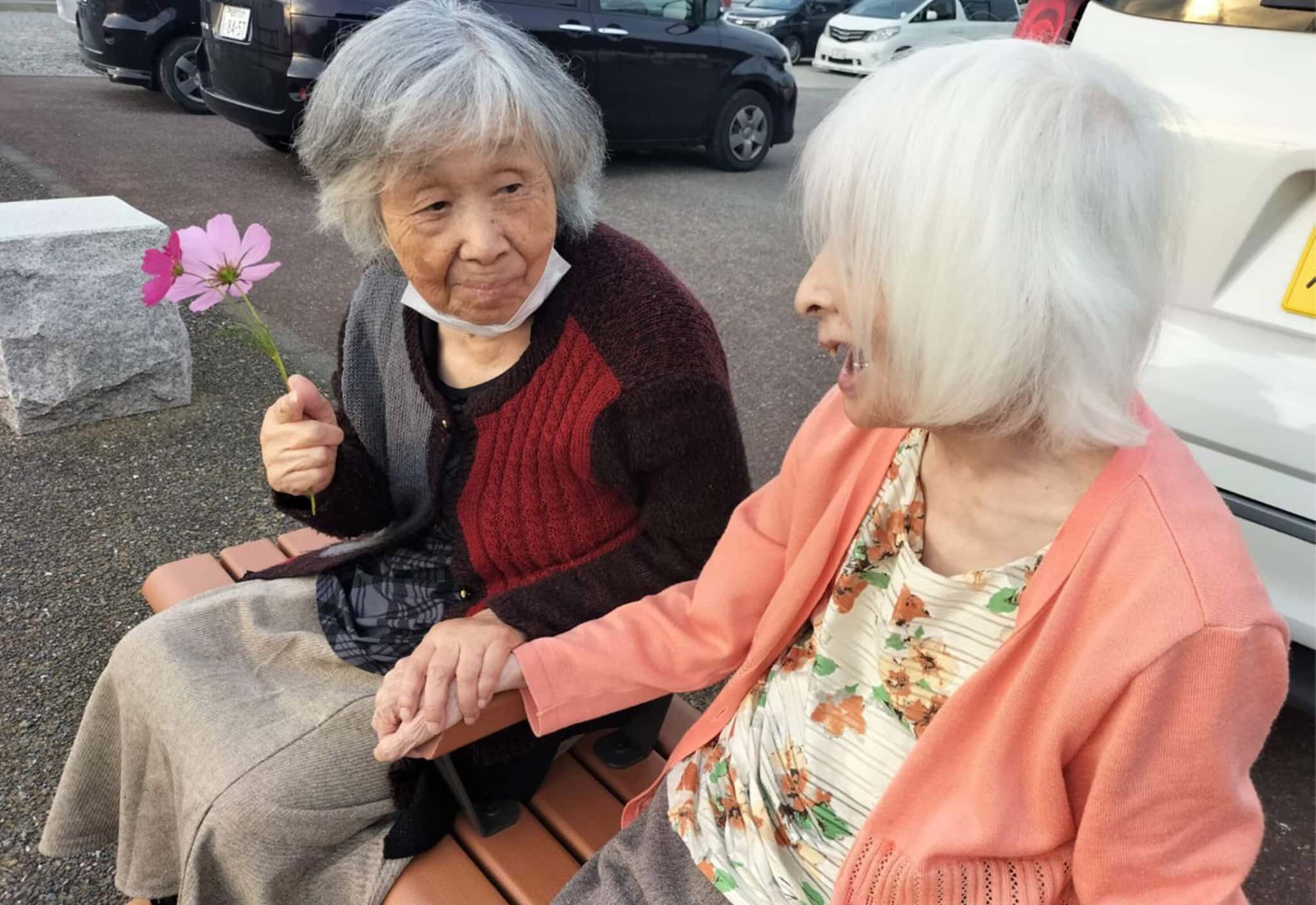 高齢者とスタッフの画像
