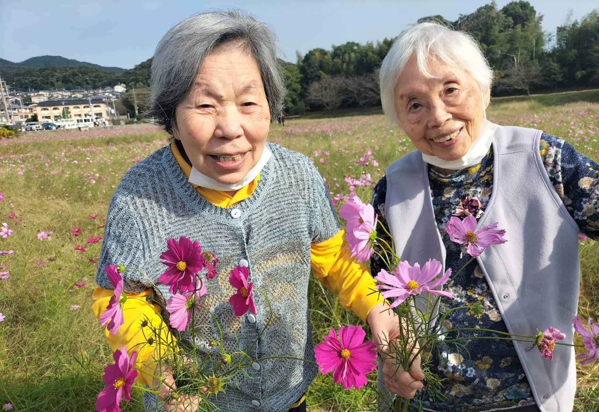 高齢者とスタッフの画像