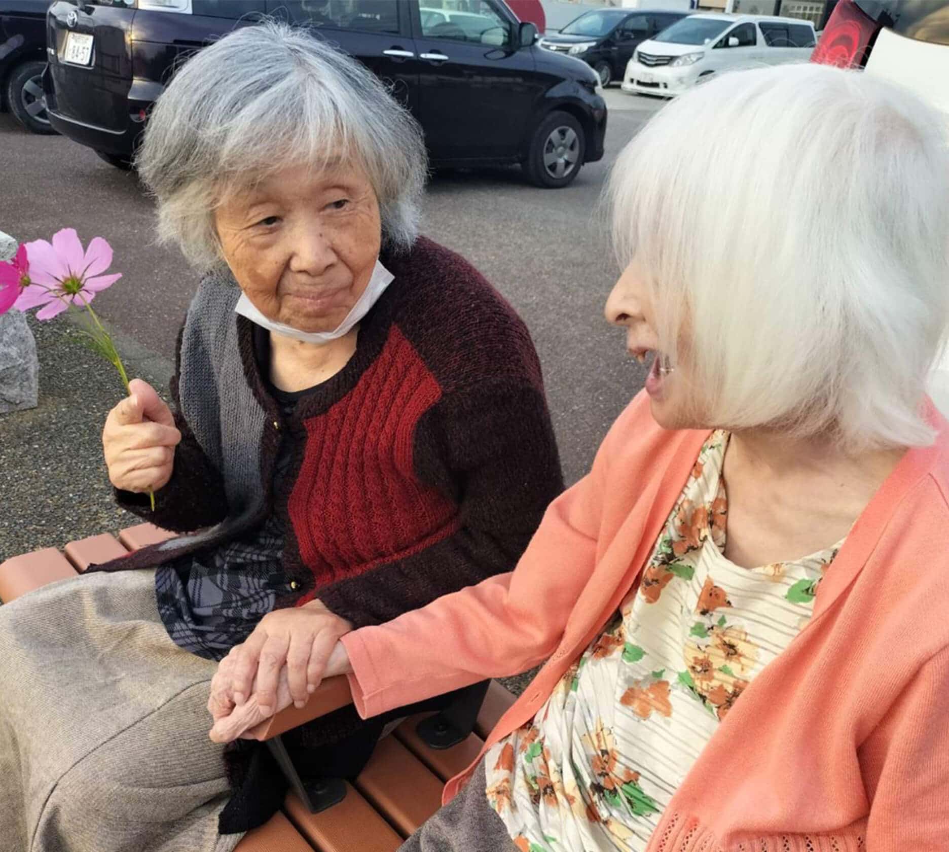 高齢者とスタッフの画像