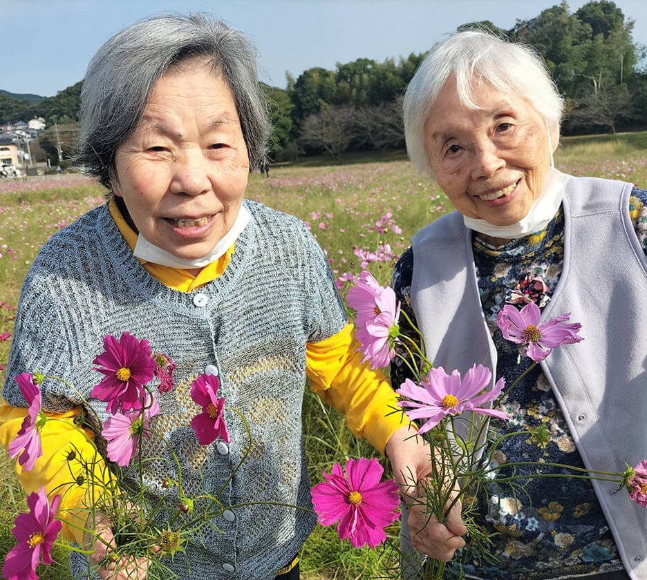 高齢者とスタッフの画像